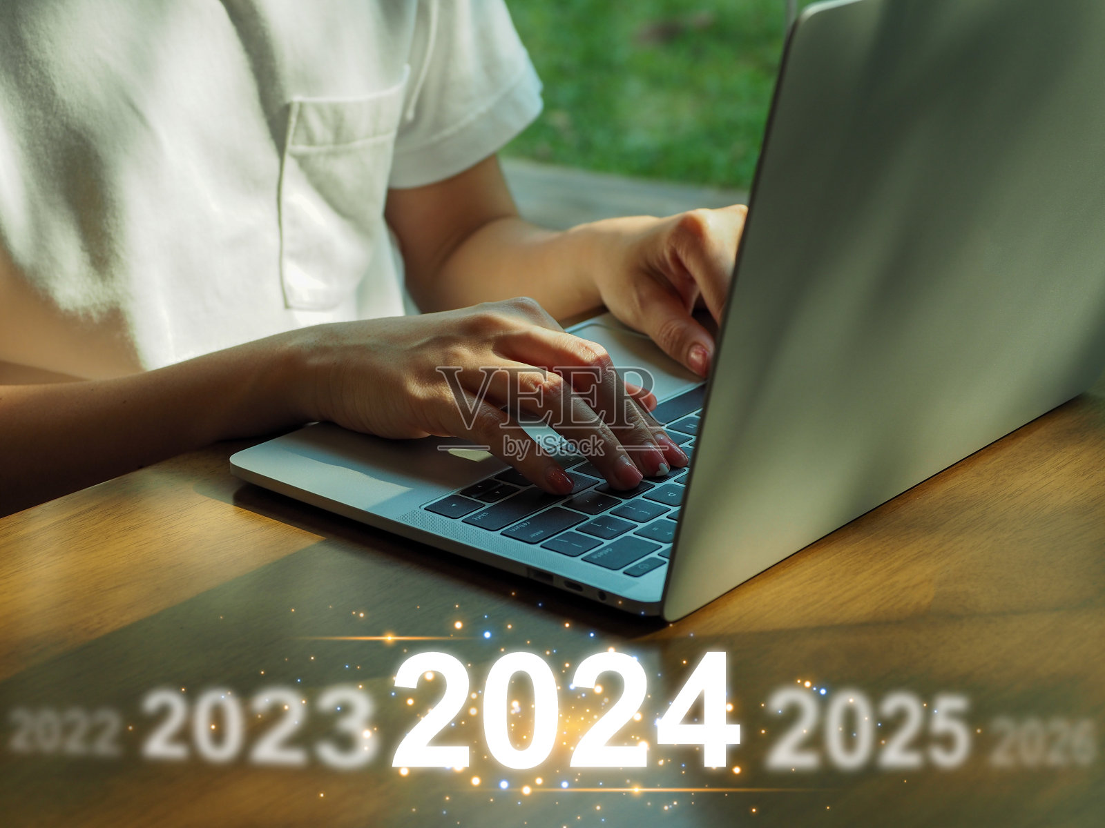 2024年趋势，商业投资者使用笔记本电脑与图表照片摄影图片