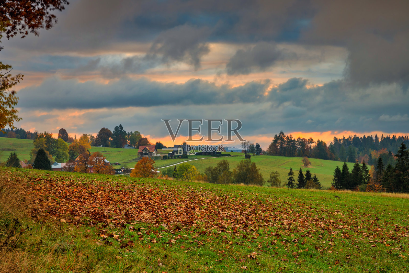 秋天，拉普桑卡，塔特拉山脉下多云的日出。波兰照片摄影图片