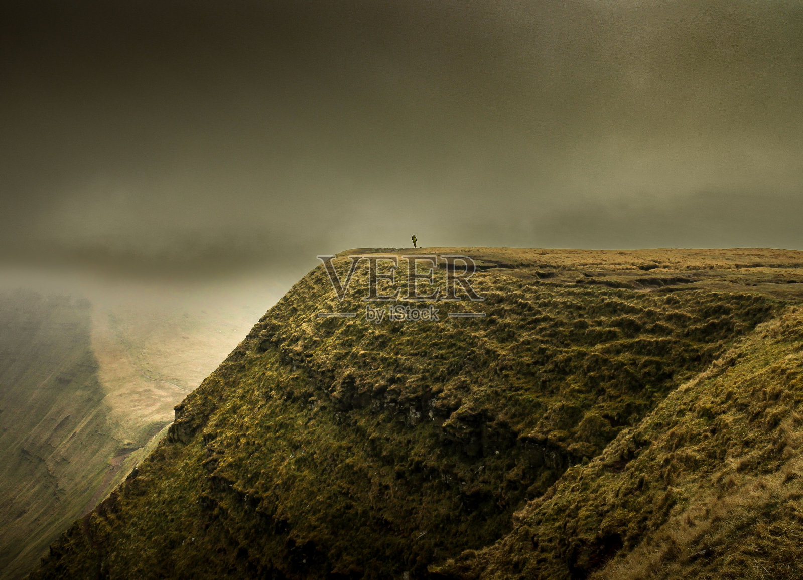 山腰郁郁葱葱，景色阴暗照片摄影图片