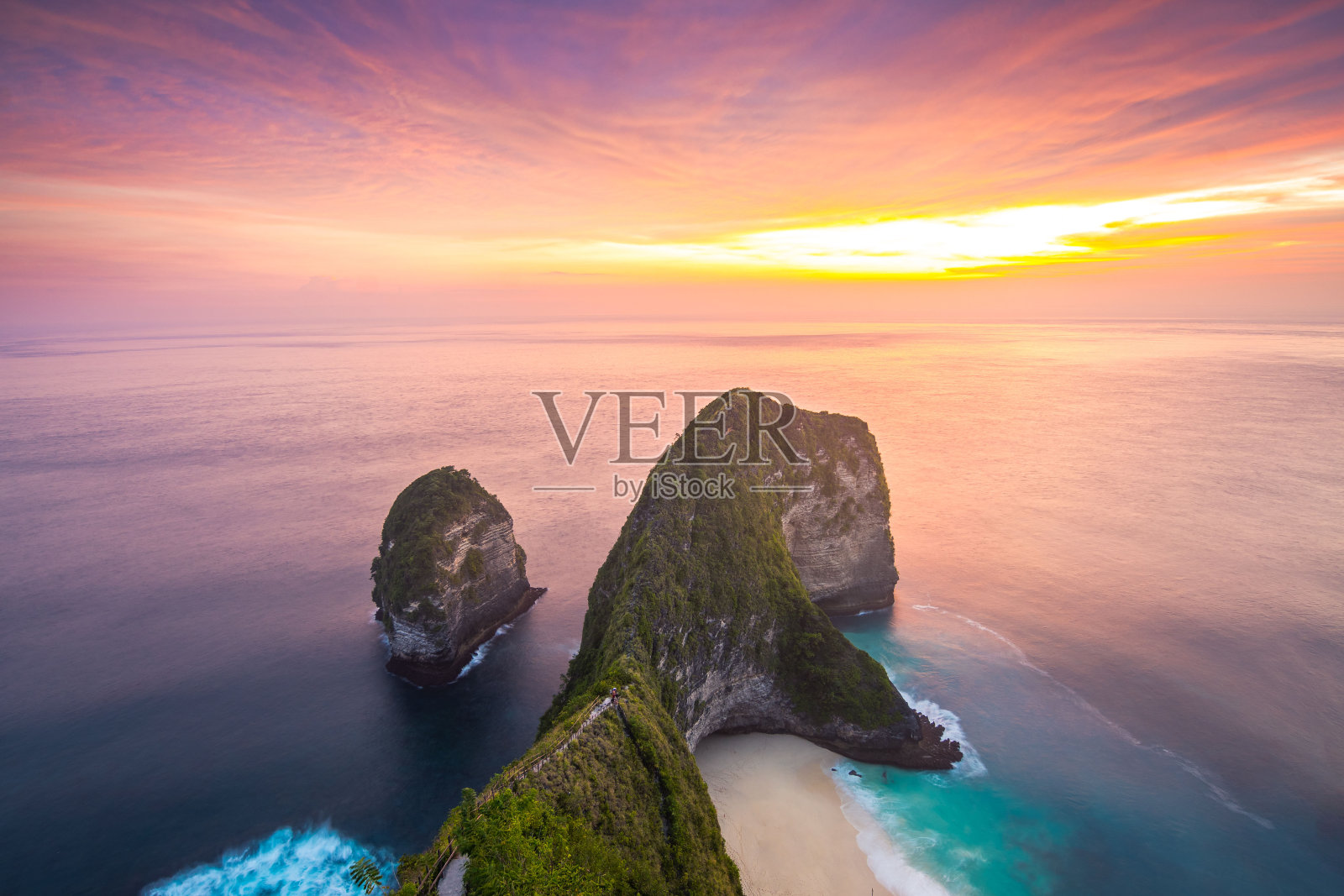 日落时分，印尼努沙佩尼达的克林金海滩全景照片摄影图片