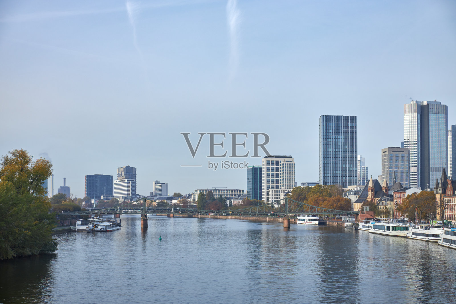 在一个阳光明媚的早晨，法兰克福的天际线。照片摄影图片