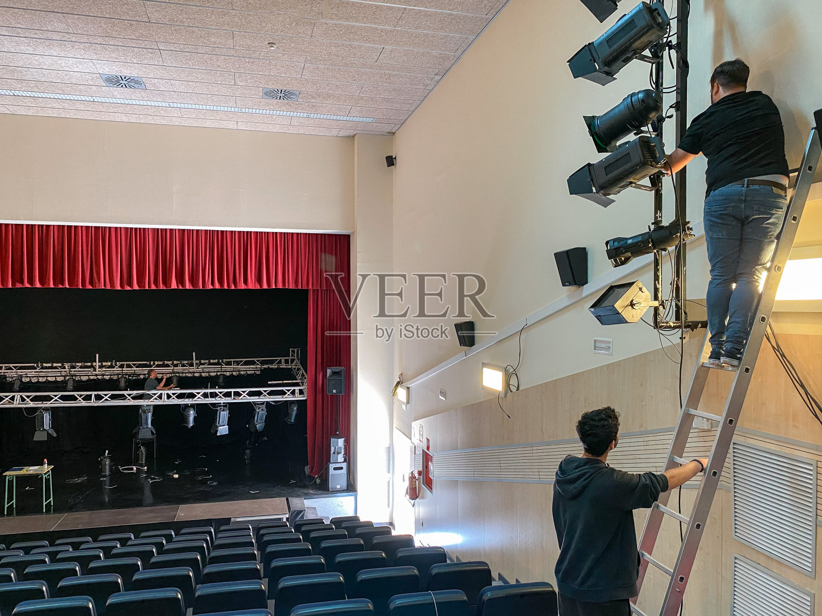 安装灯光和射灯的音响技师照片摄影图片