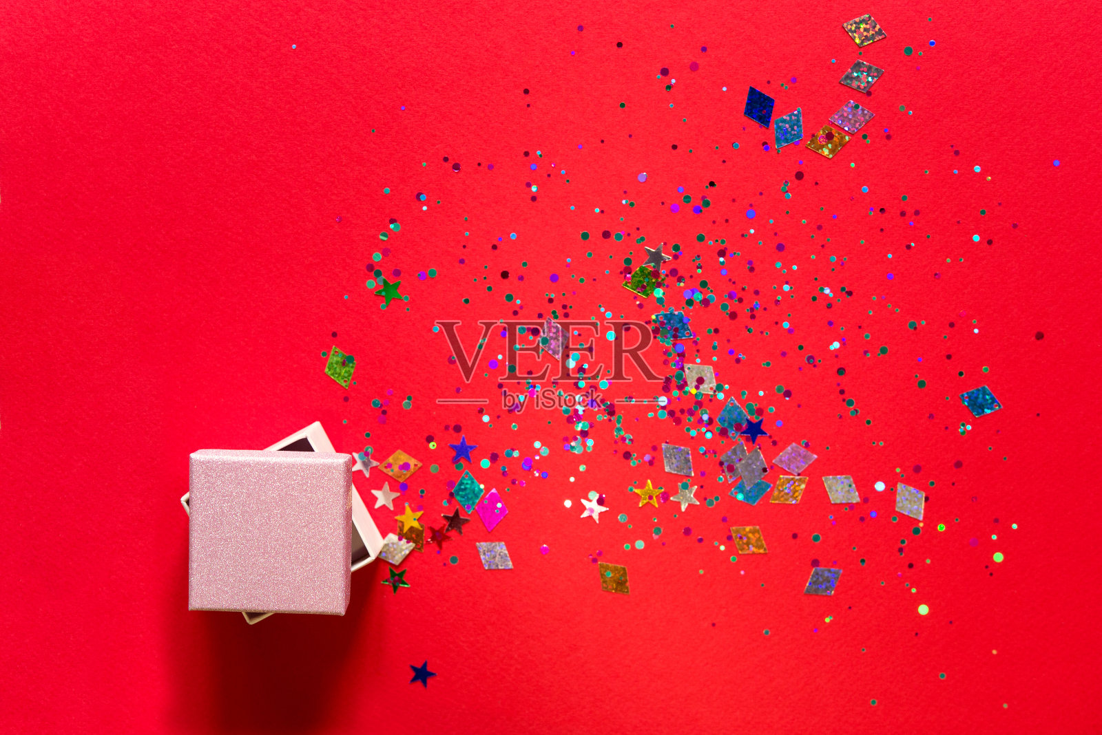 节日的红色背景与礼物和火花。母亲节快乐，妇女节快乐，生日快乐。模型。本空间照片摄影图片