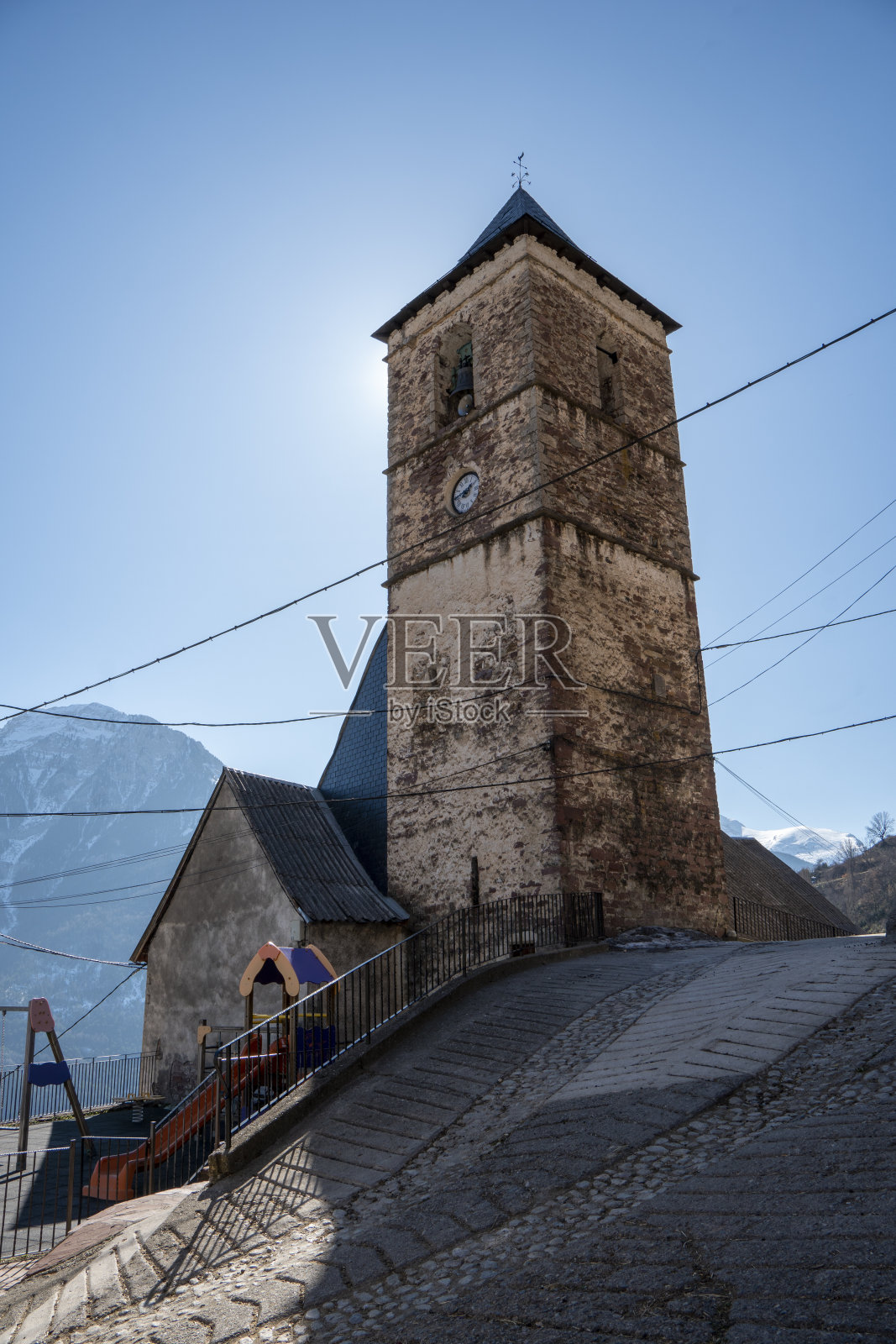 位于比利牛斯山脉韦斯卡阿拉贡的索布拉贝县的克里斯汀山谷照片摄影图片