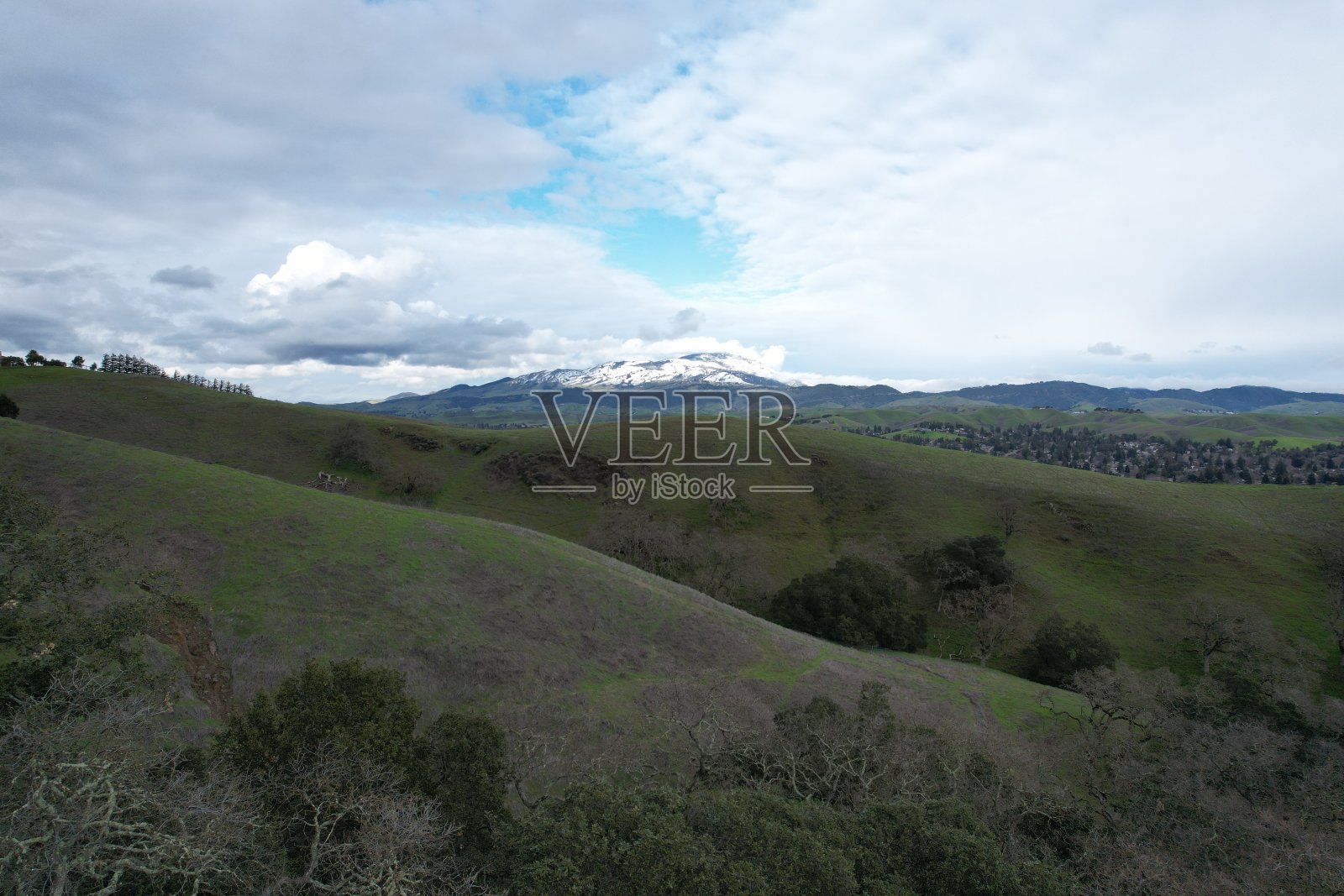 雨后圣拉蒙周围的群山和野花照片摄影图片