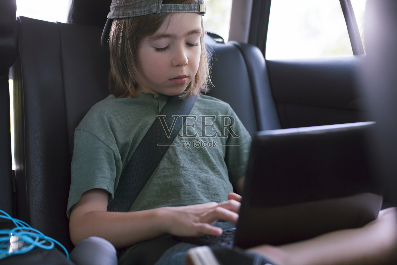 乘车旅行时使用平板电脑的小男孩照片摄影图片