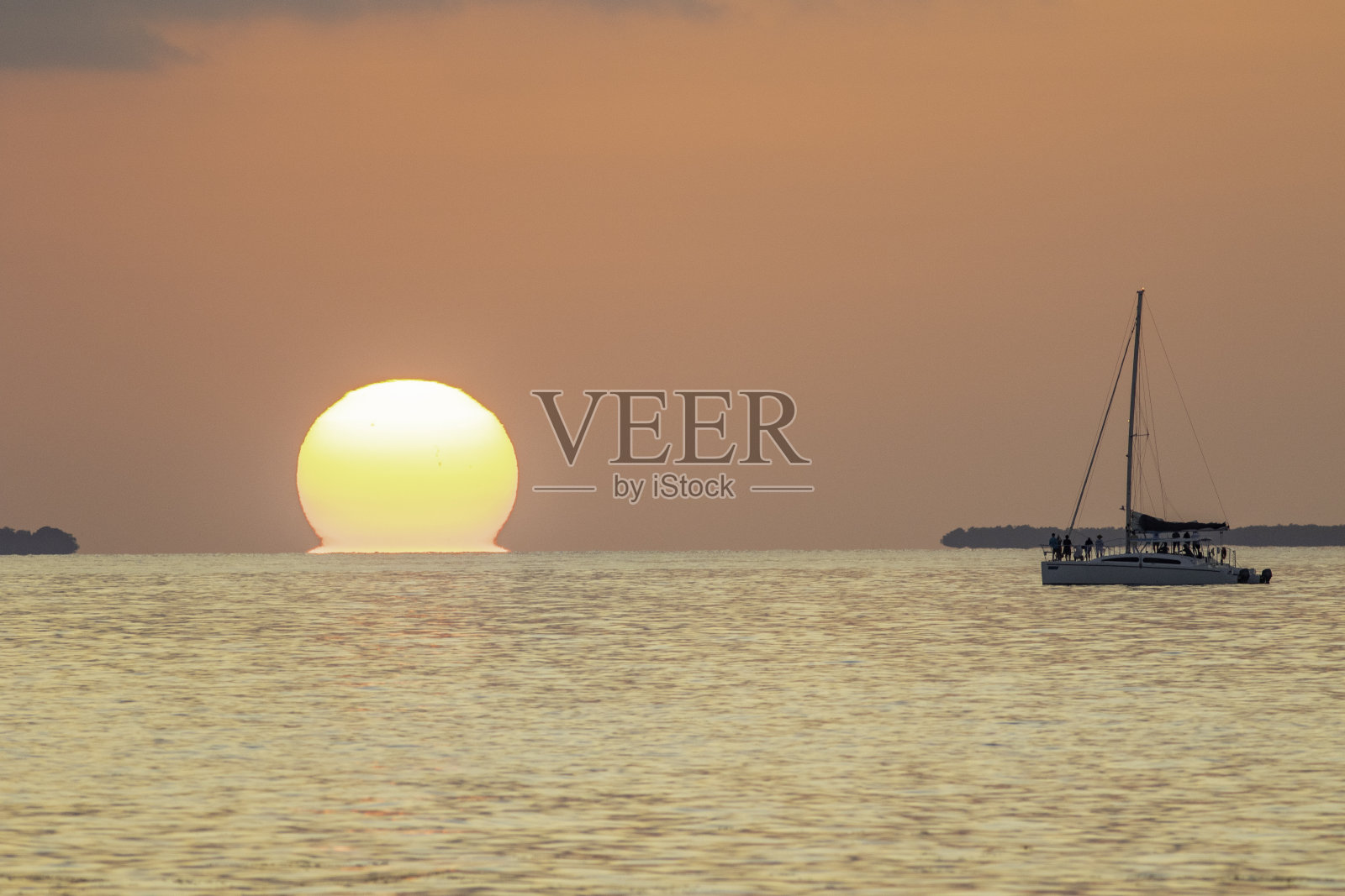 地平线上的日落照片摄影图片