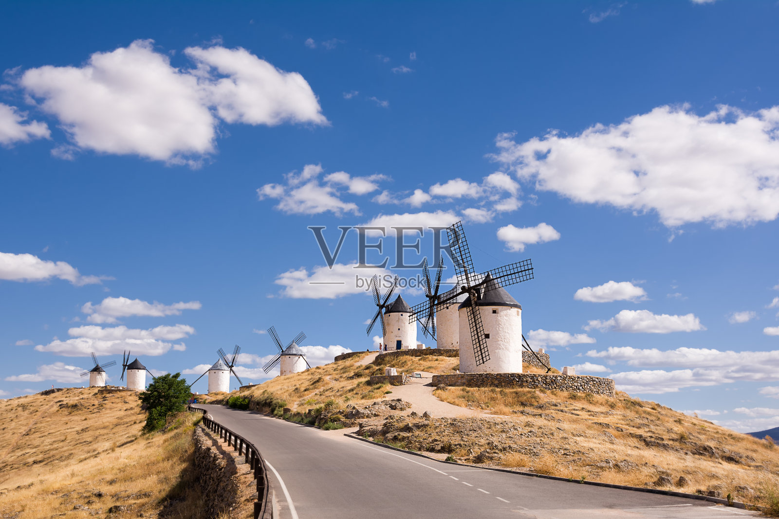 康苏韦格拉的一系列风车，在塞万提斯写《唐吉诃德》的路上照片摄影图片