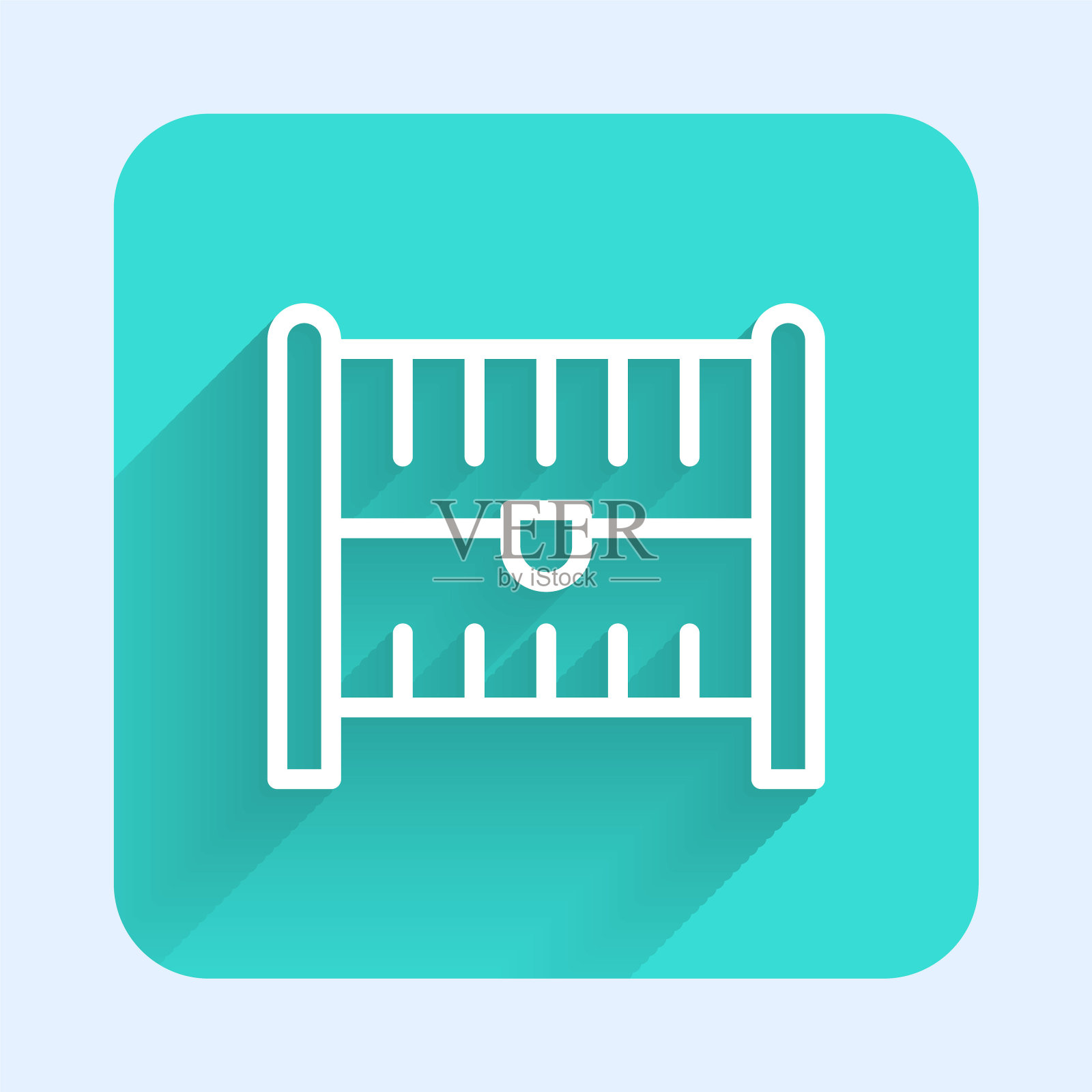 白线古董宝箱图标孤立与长阴影背景。复古的木制箱子和金币。绿色方形按钮。向量插画图片素材