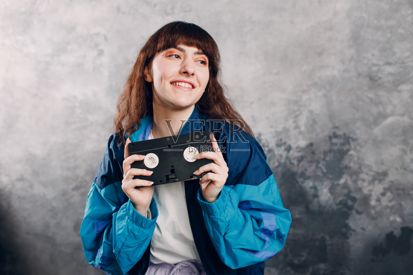 年轻的运动女性八九十年代的风格。90年代时尚女孩盒式DVD照片摄影图片
