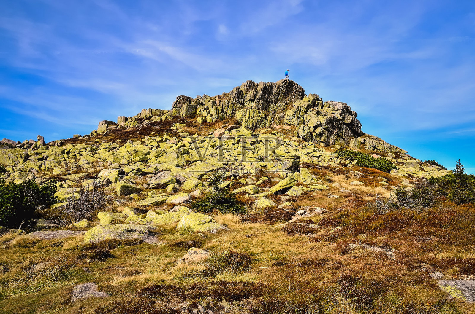 以蓝天为背景的落基山脉景观。照片摄影图片
