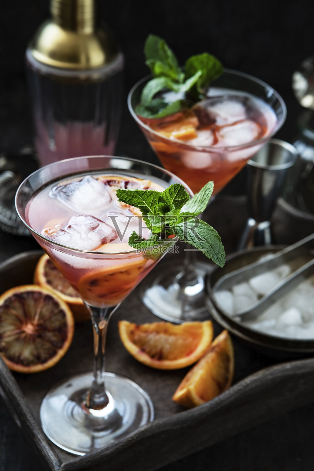 鸡尾酒(玛格丽塔鸡尾酒或代基里鸡尾酒)加柑橘和冰，热带度假照片摄影图片