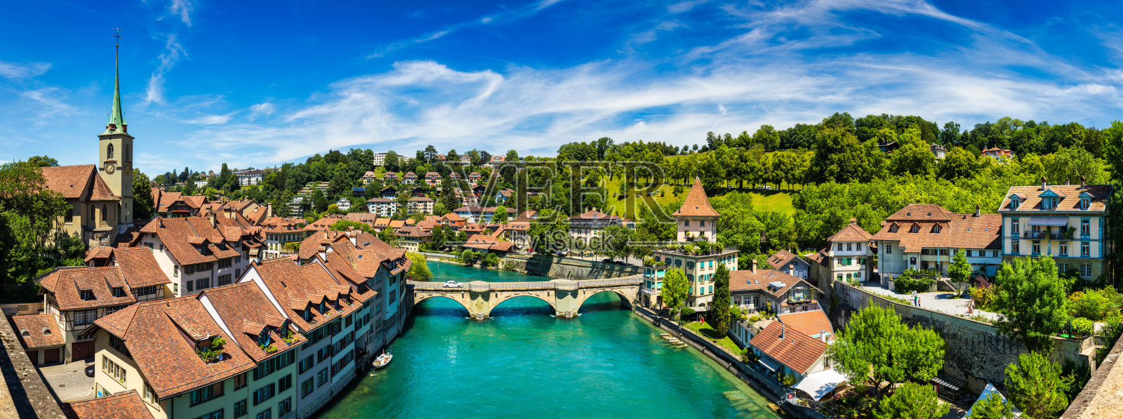 瑞士伯尔尼，伯尔尼老城中心和横跨阿雷河的新德格布鲁克大桥。瑞士，伯尔尼，阳光明媚的一天，伯尔尼老城，阿勒河环绕着小镇。照片摄影图片