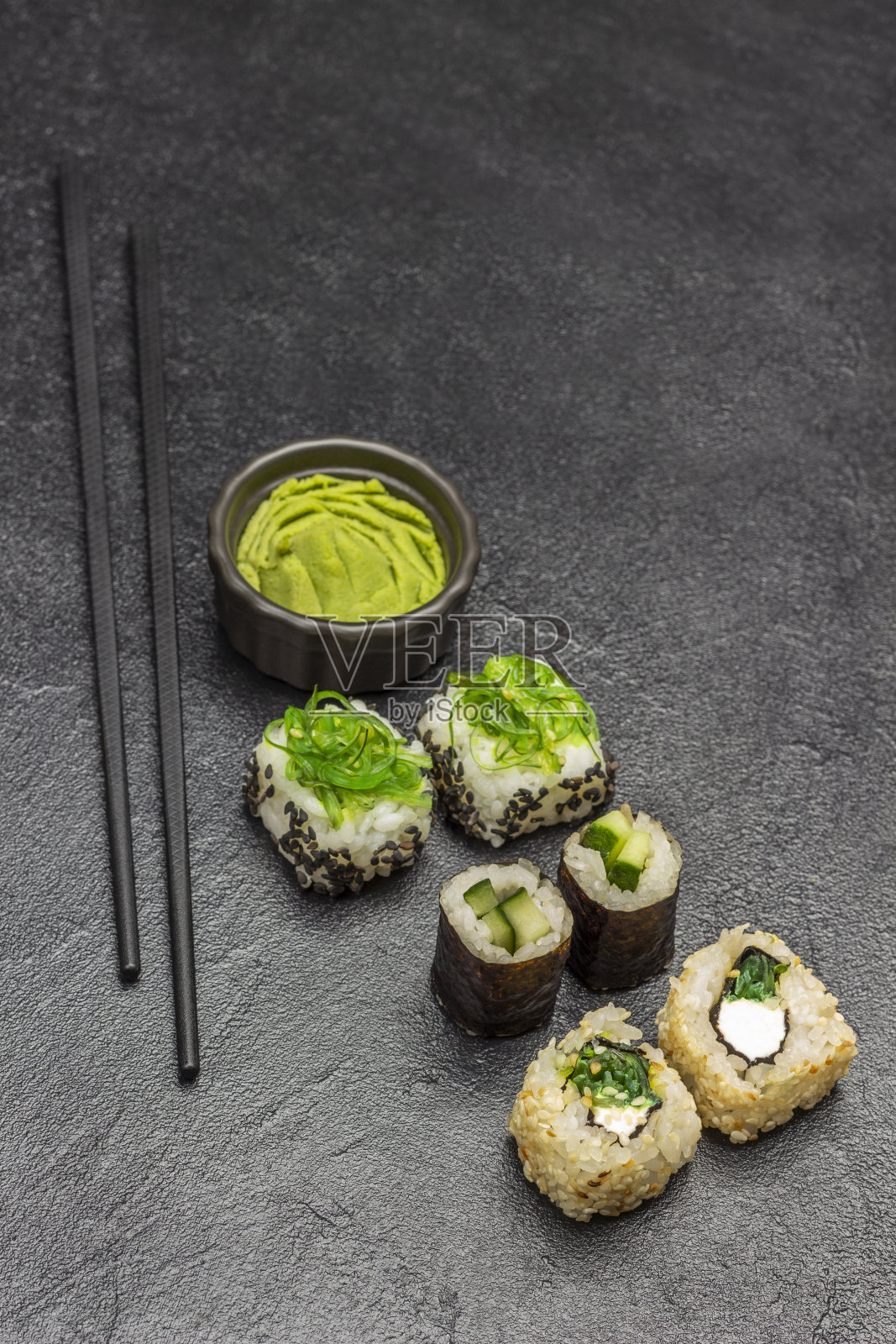 黄瓜绿藻寿司。食物棒。照片摄影图片