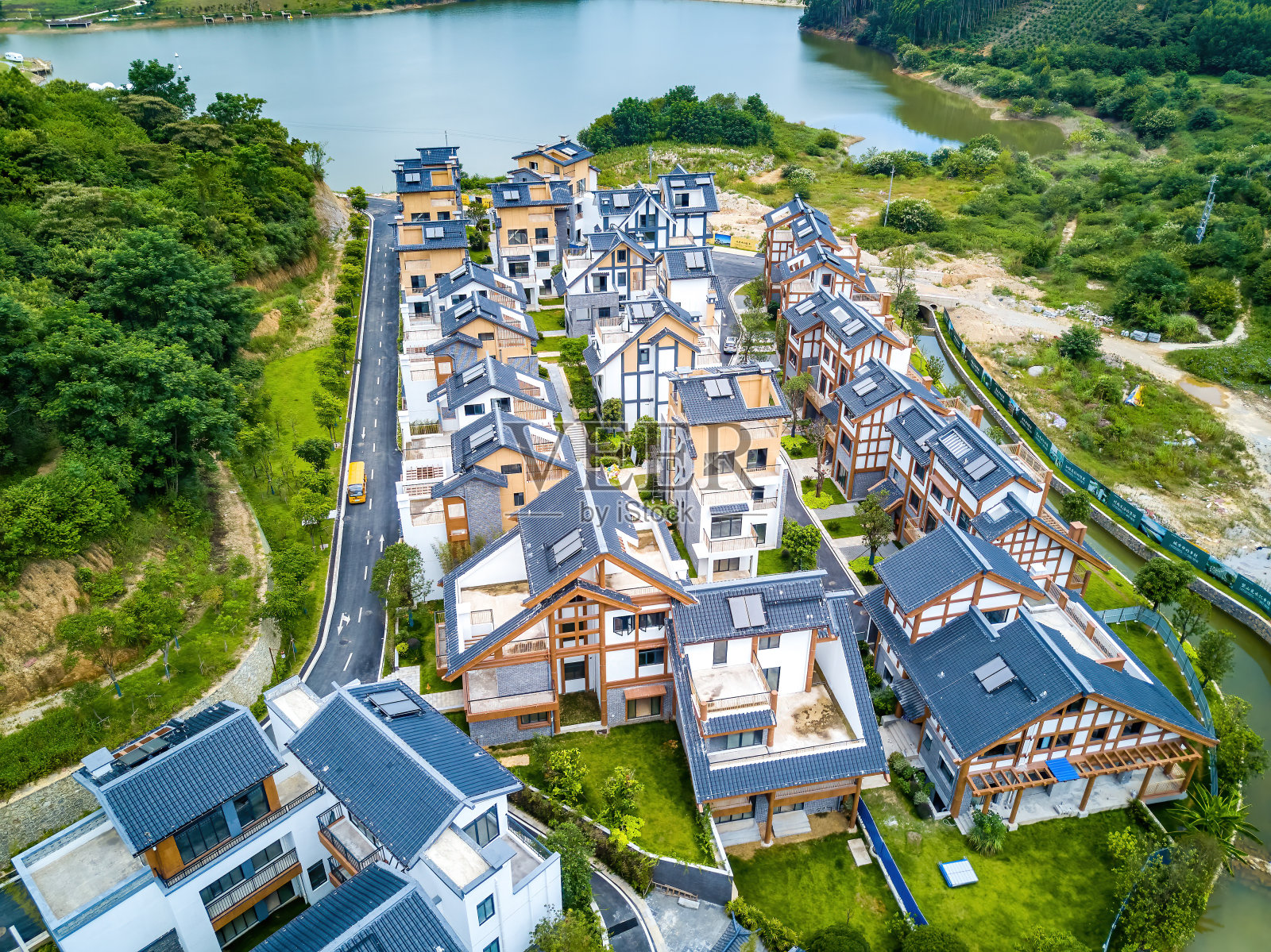 豪华别墅地产项目位于户外山区照片摄影图片