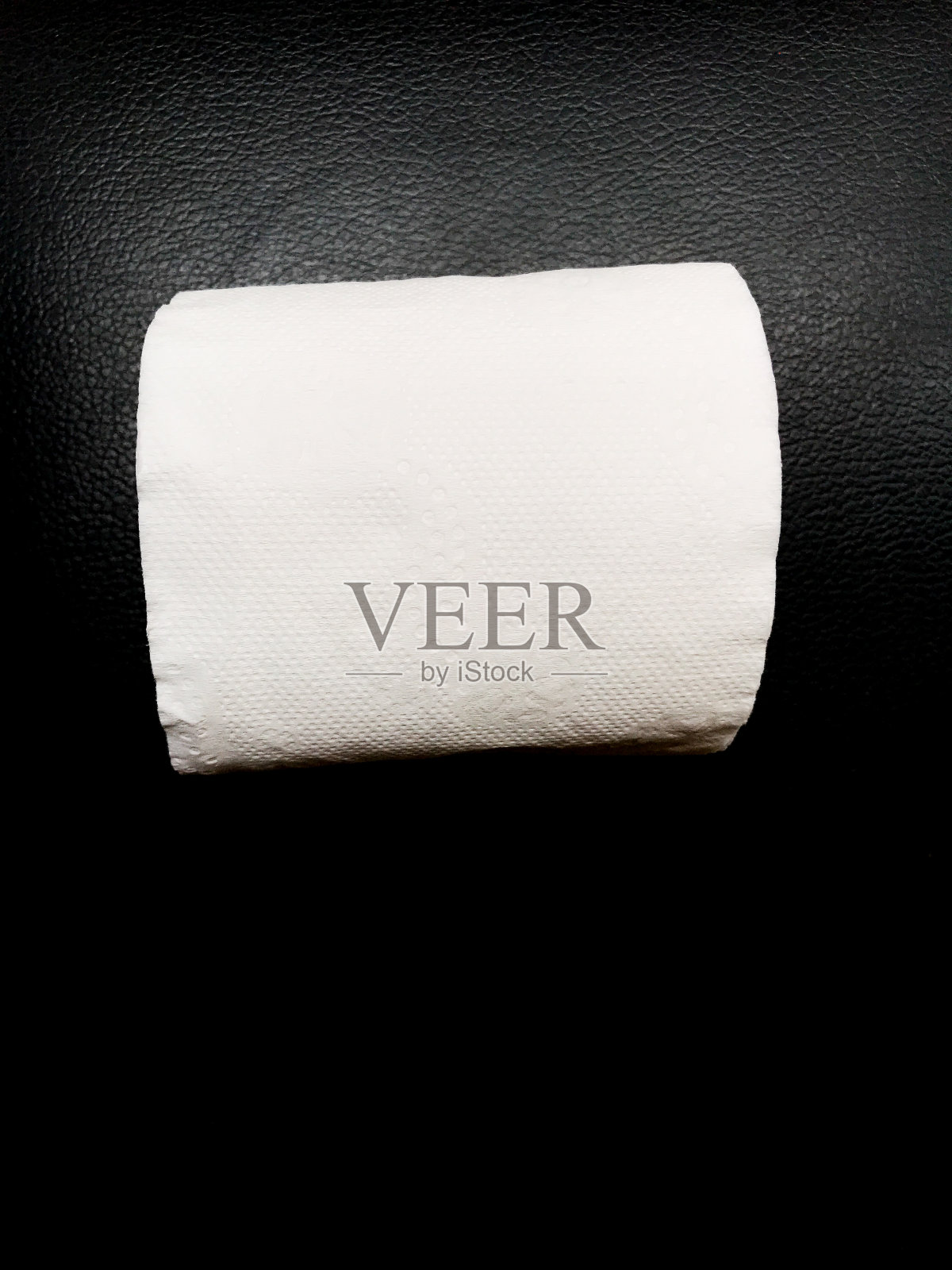 白色厕纸一张，黑色背景或孤立照片摄影图片