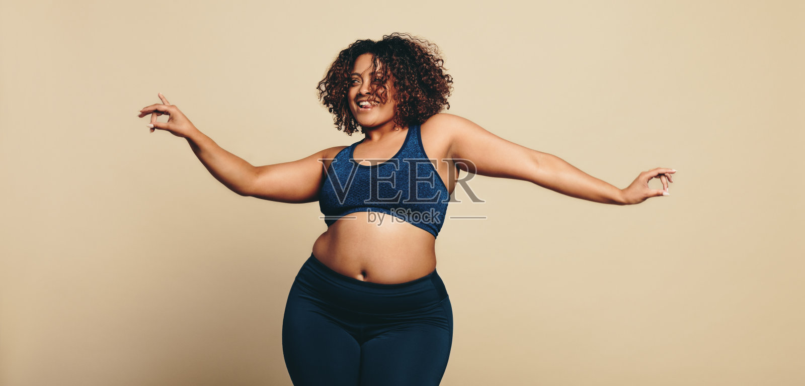 运动和乐趣:自信的女人跳舞，感觉自己在运动服照片摄影图片