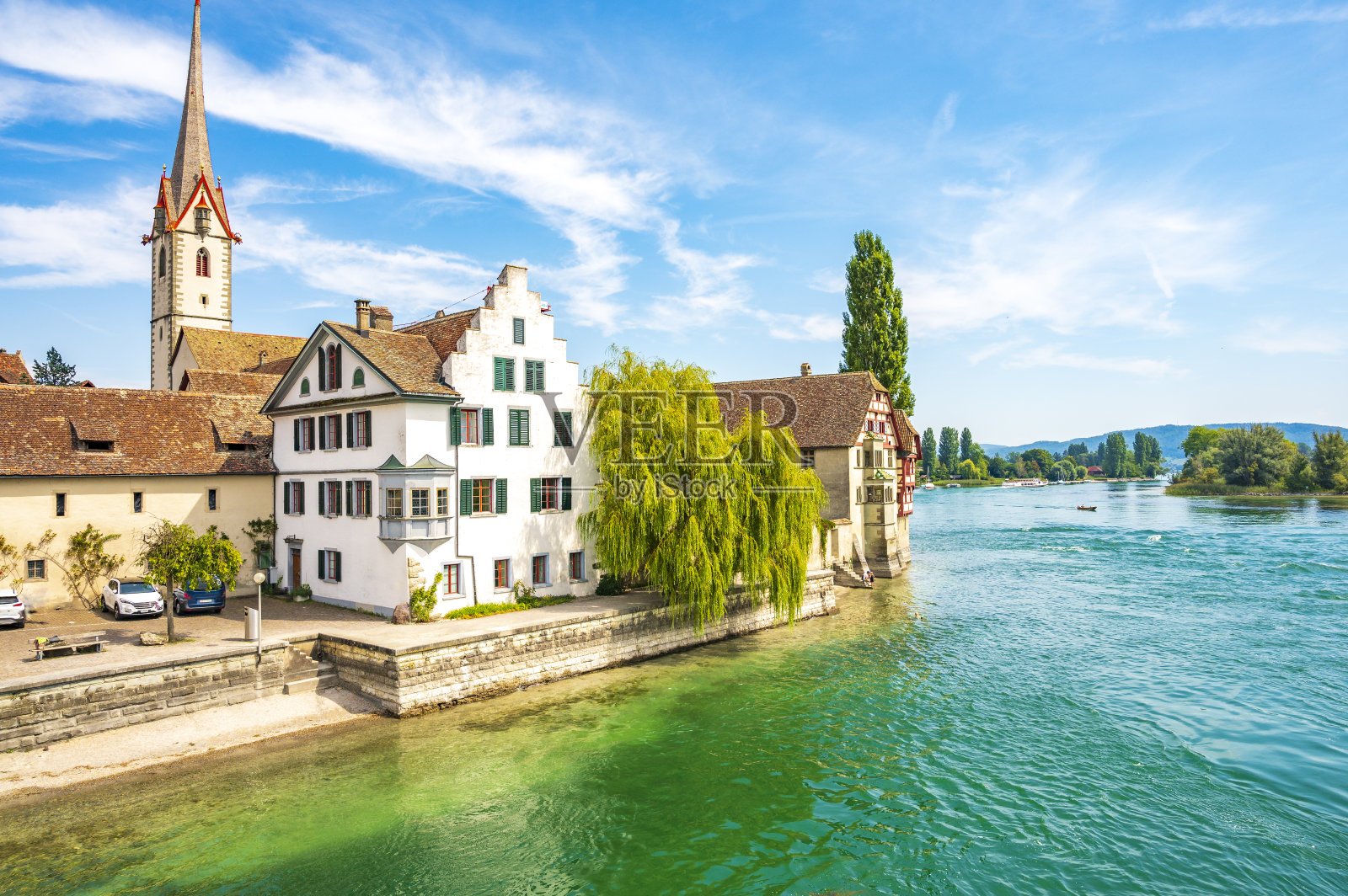 夏天的时候，斯坦在莱茵河畔照片摄影图片