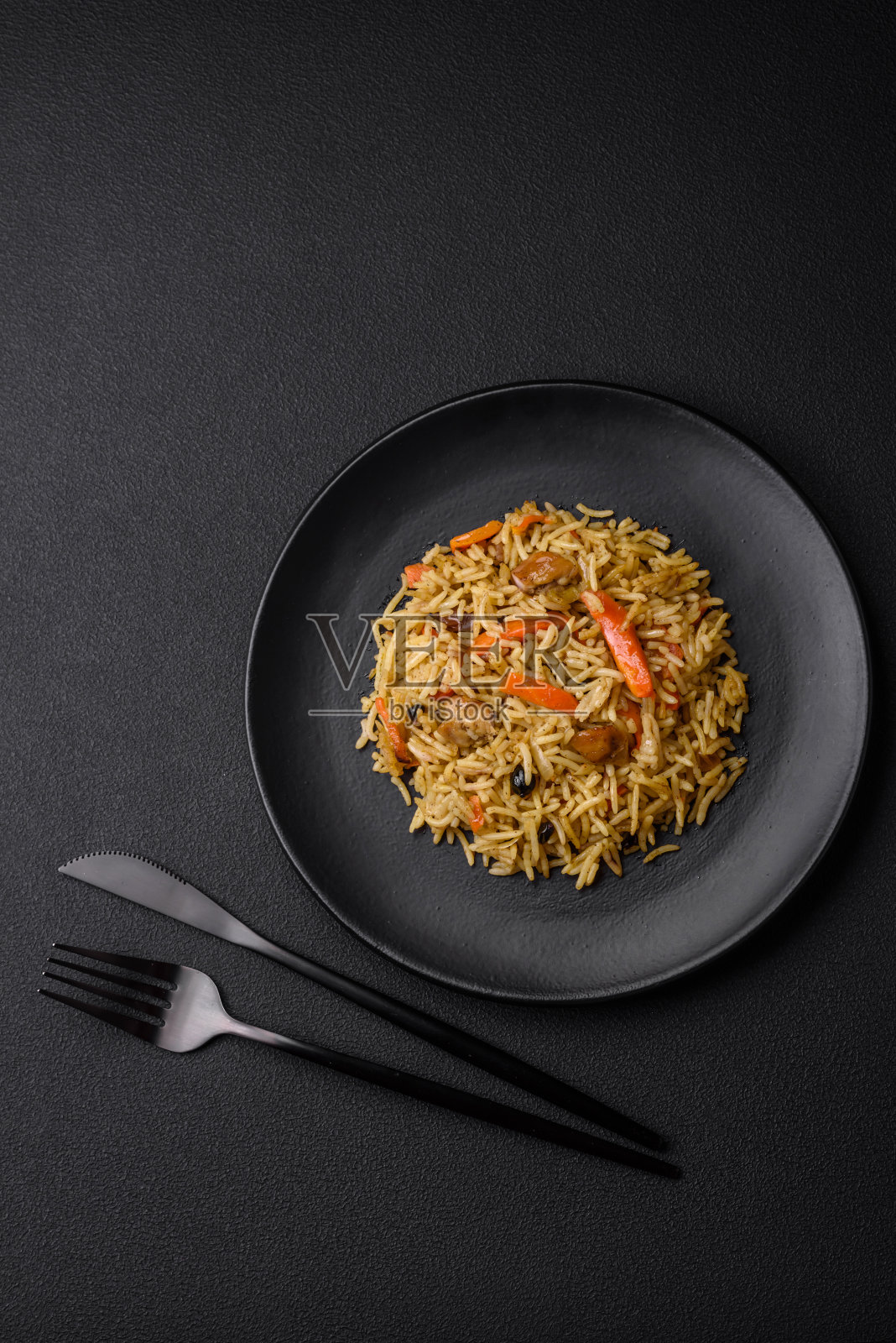 美味的乌兹别克肉饭，有鸡肉、胡萝卜、野莓、香料和香草照片摄影图片