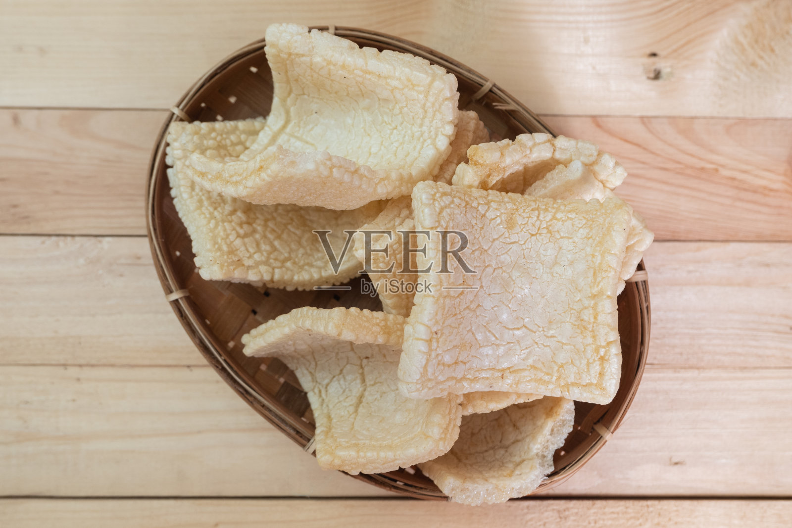 Kerupuk在桌子上照片摄影图片