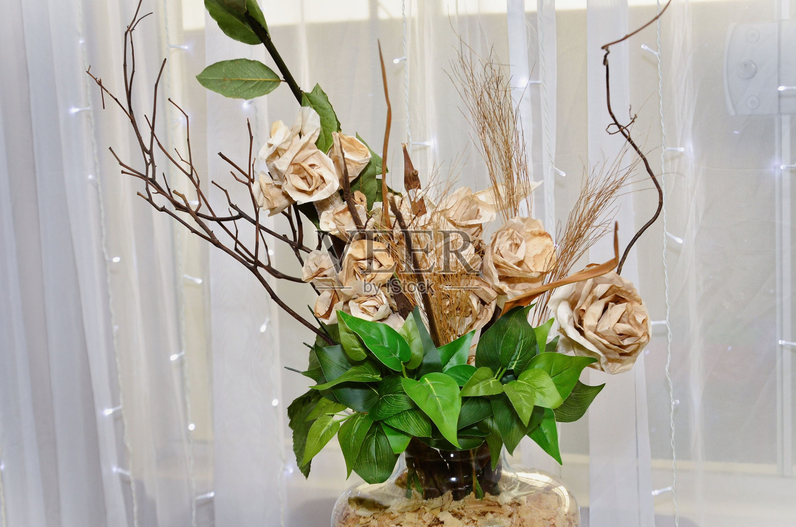 餐桌装饰用咖啡滤纸手工制作的鲜花，干树枝和人造叶子照片摄影图片