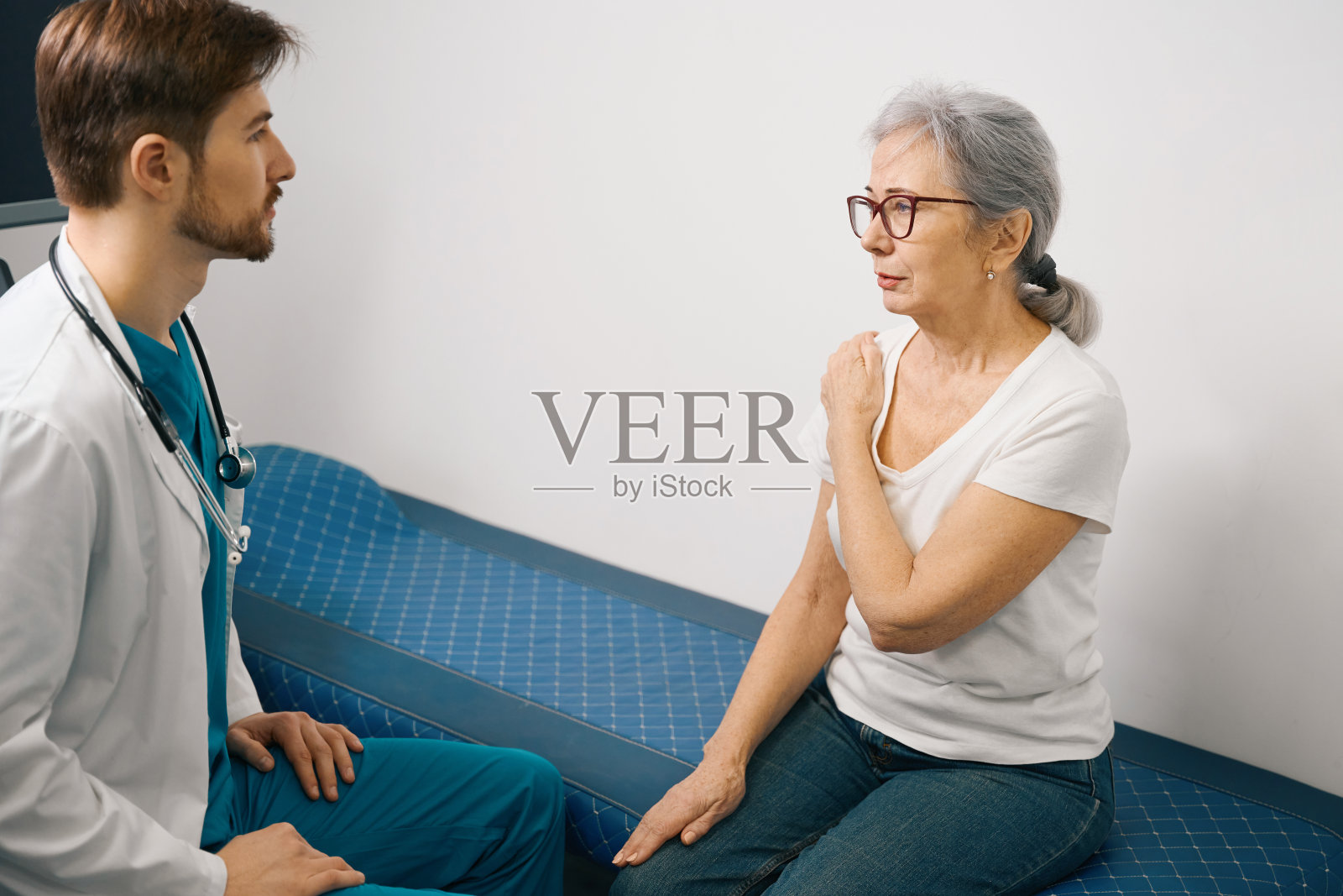 在医疗中心与创伤科医生预约的老妇人照片摄影图片