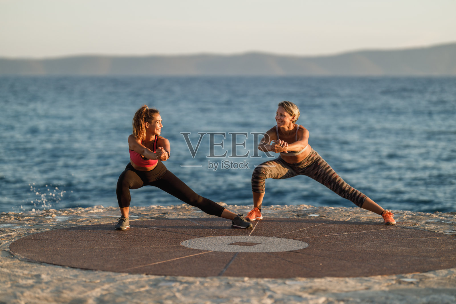 两个女人在海边做户外运动照片摄影图片