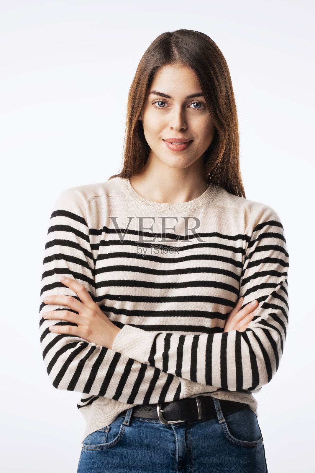 在白色背景下，自信的年轻女子双臂交叉的特写照片摄影图片