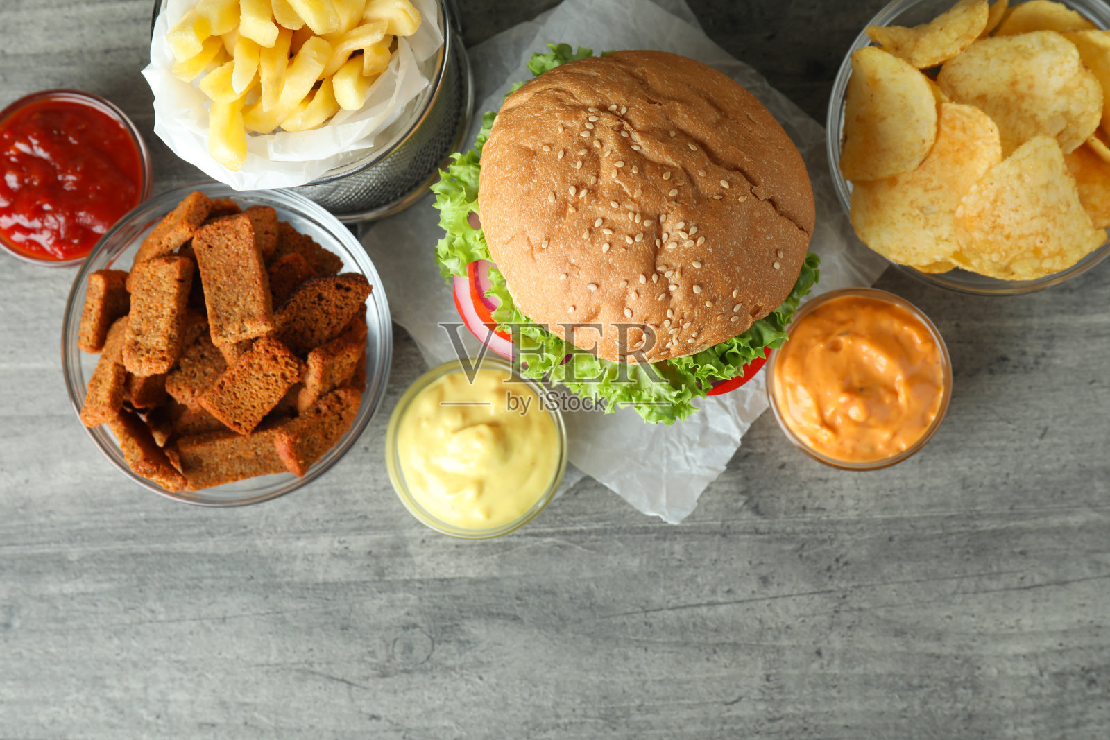 灰色纹理的桌子上美味的快餐照片摄影图片