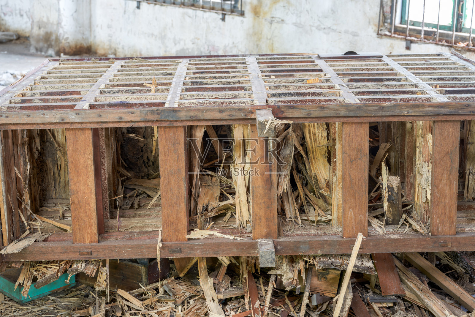 废弃办公室里破旧的木书架照片摄影图片