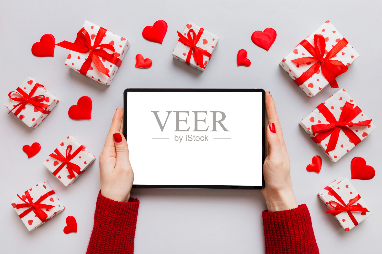 女性的手用笔记本电脑做情人节背景，礼盒和信封，爱心照片摄影图片