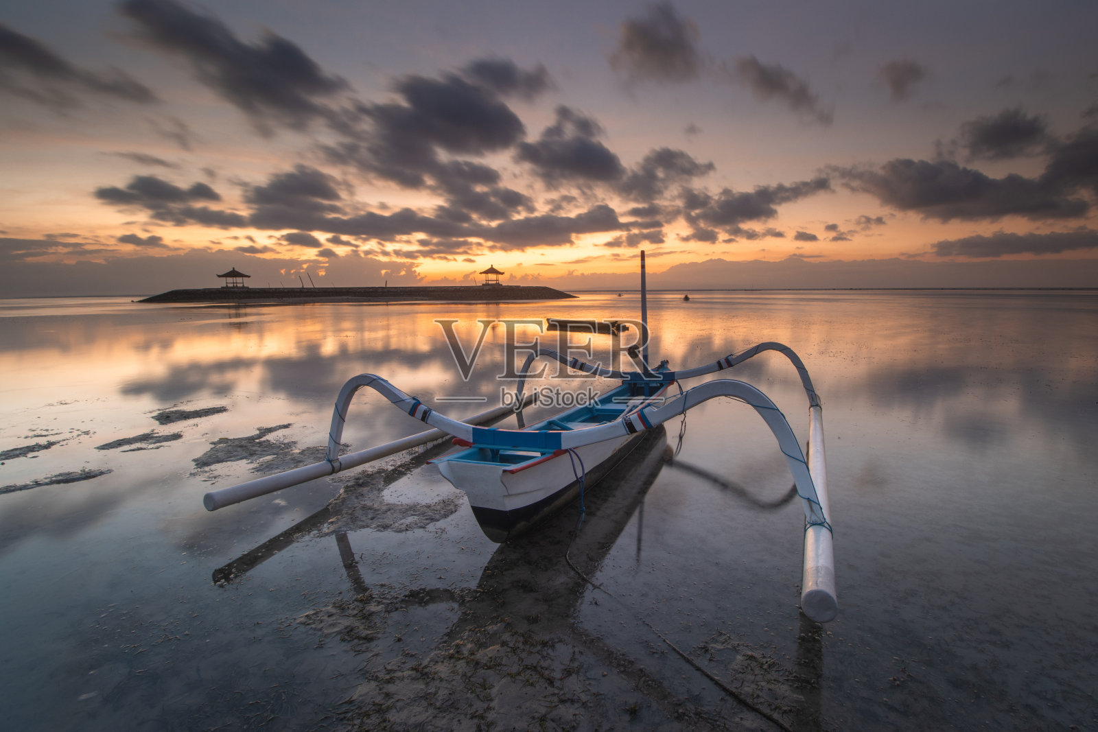 传统的巴厘岛渔船景观日出在巴厘岛沙努尔海滩照片摄影图片