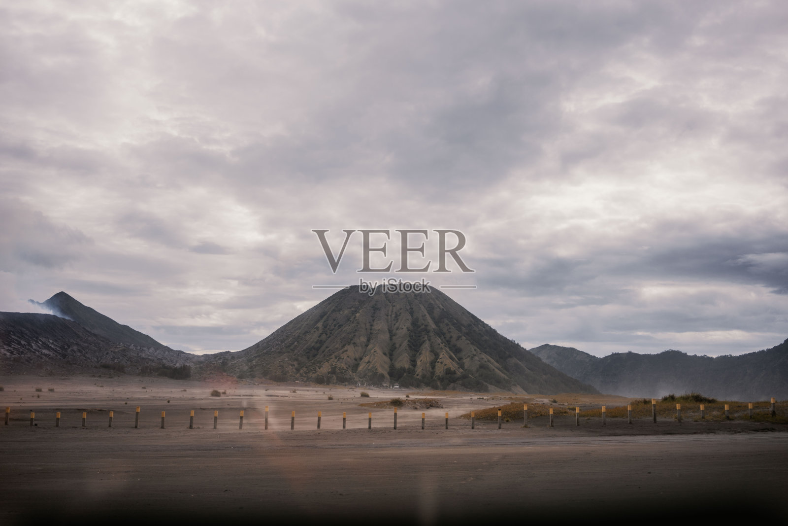 阴天雨季的巴督岛照片摄影图片