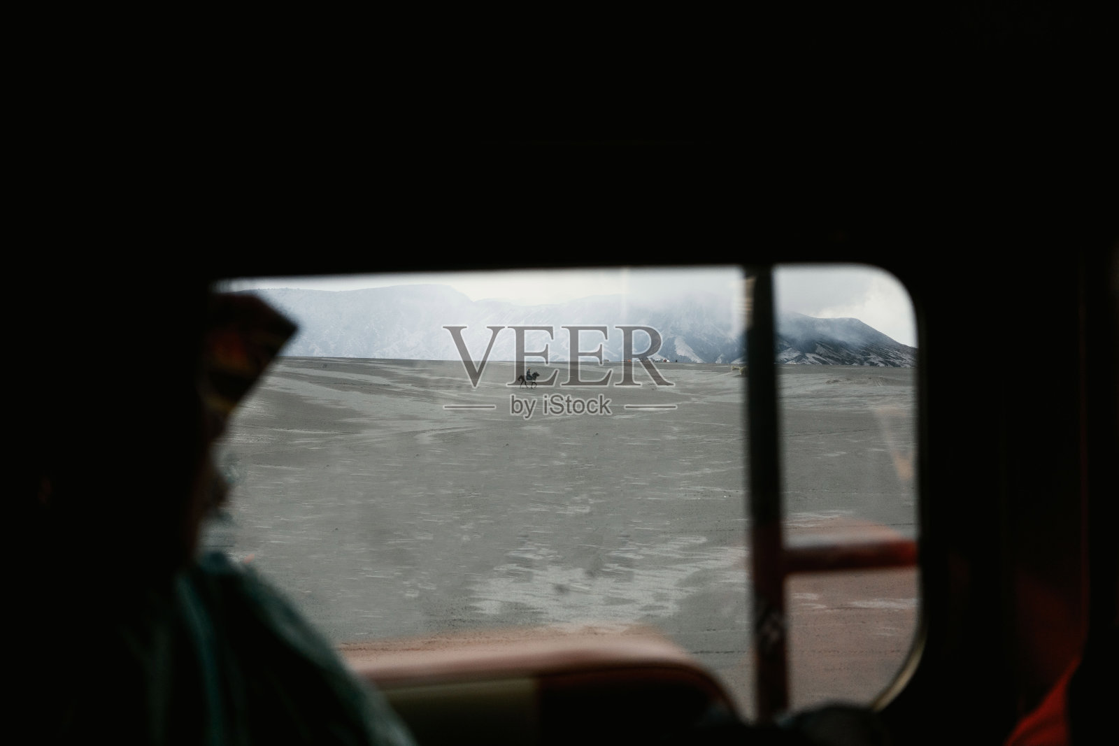 布罗莫山谷远处的骑手从窗口越野车照片摄影图片