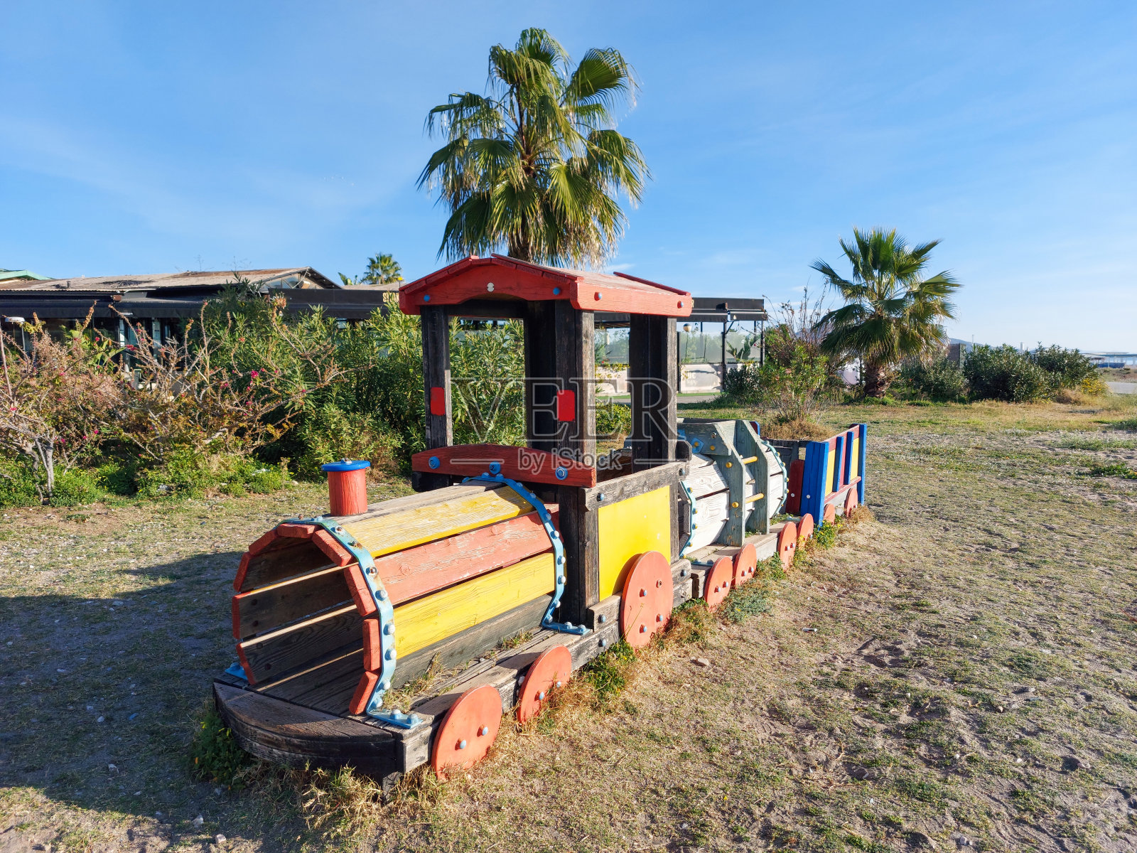 有木火车的公园照片摄影图片