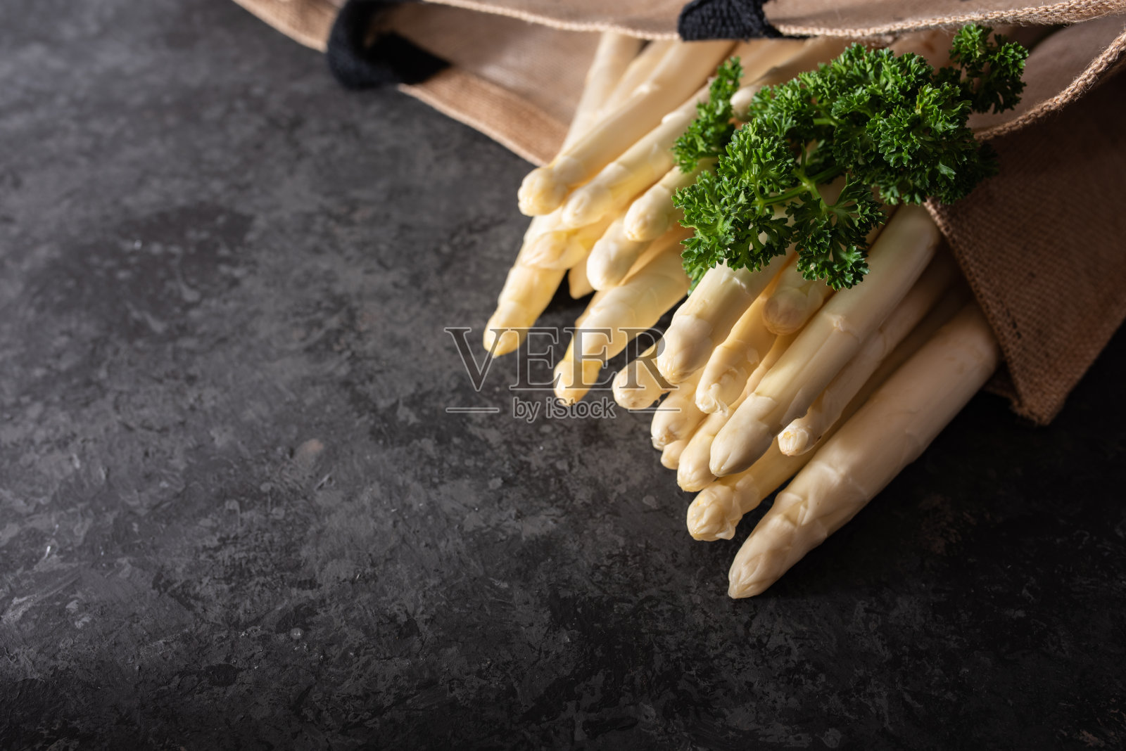 黑色背景上的白芦笋照片摄影图片