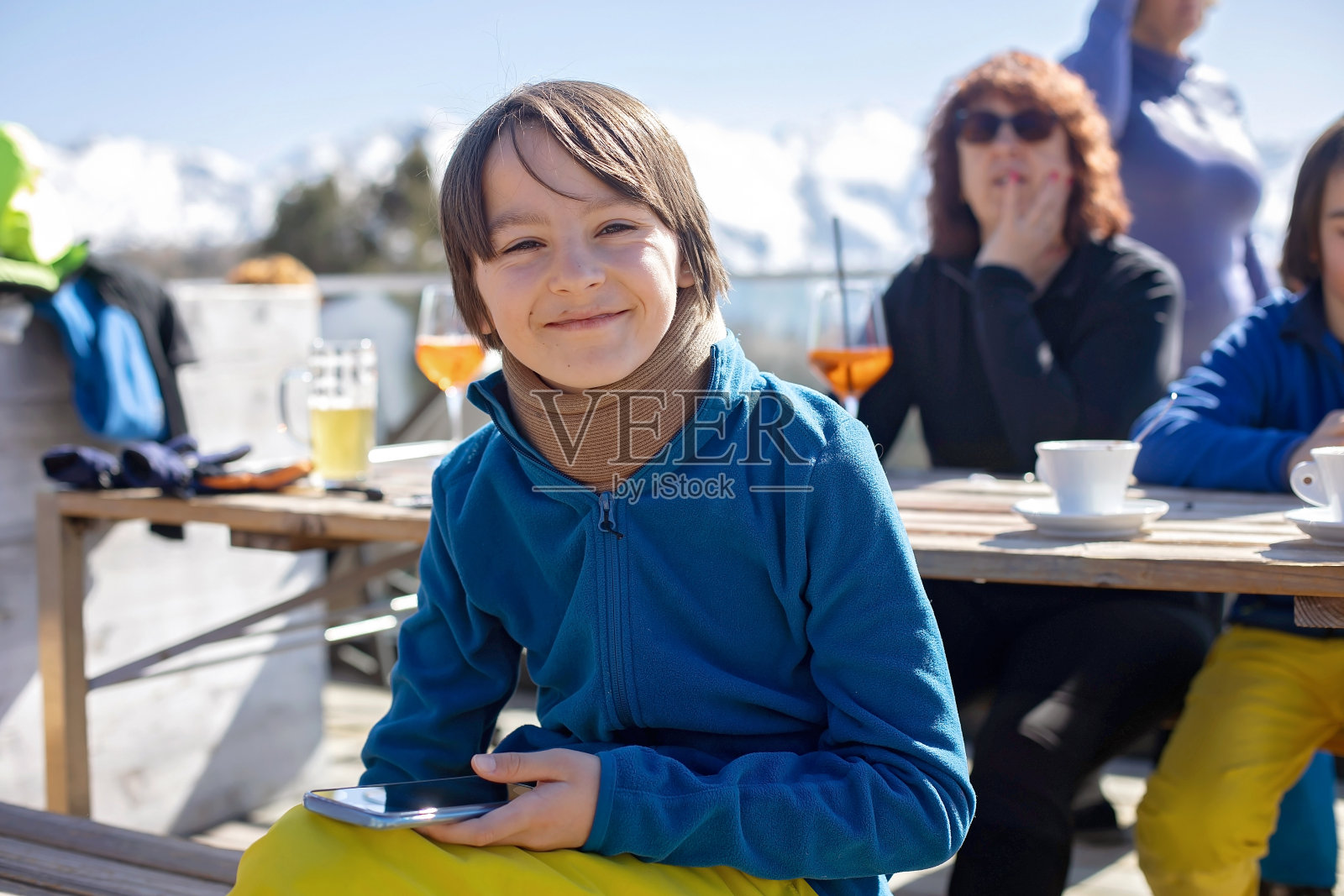 幸福的家庭，和孩子们一起享受滑雪假期，阳光明媚的天气照片摄影图片