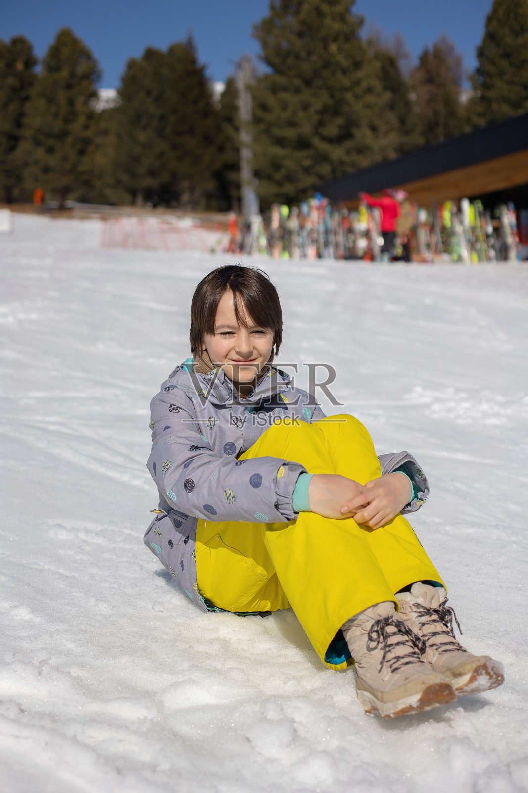 幸福的家庭，和孩子们一起享受滑雪假期，阳光明媚的天气照片摄影图片