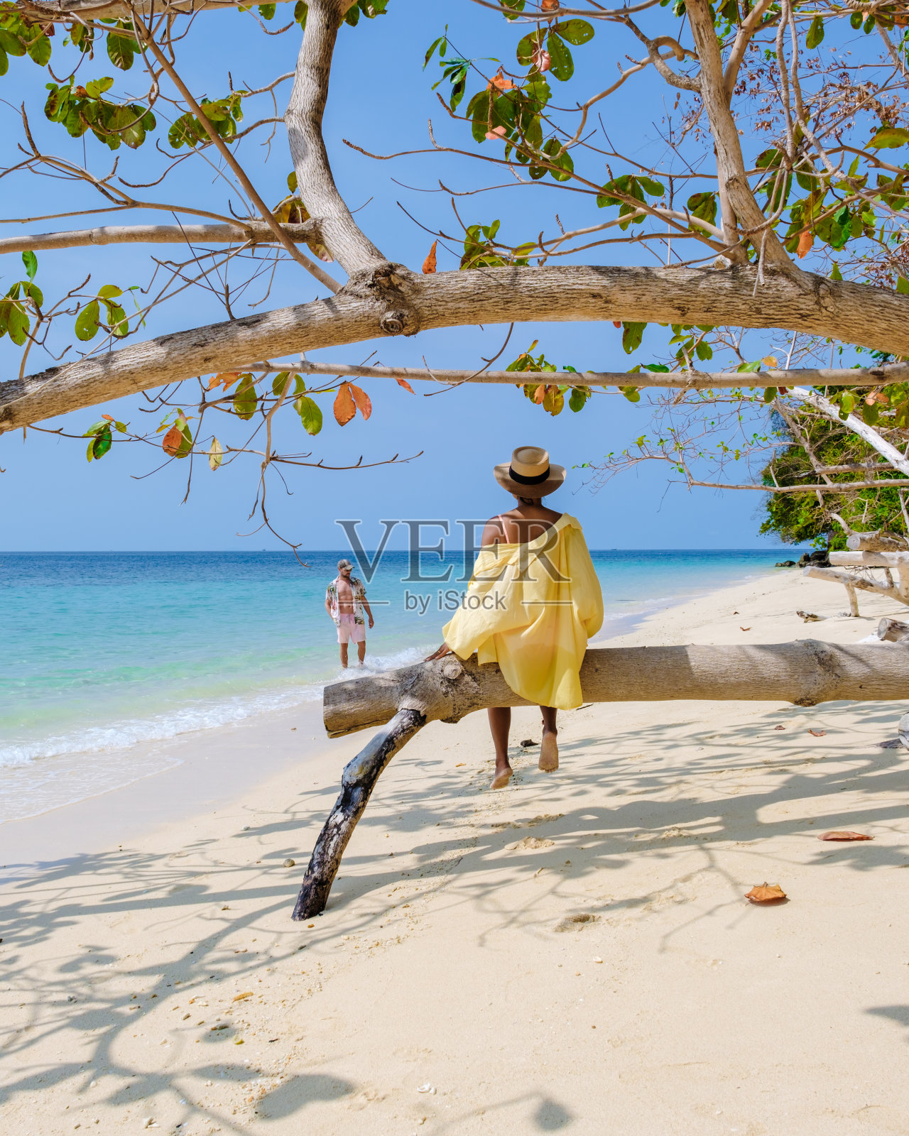 一对男女在泰国克拉丹岛的海滩上照片摄影图片