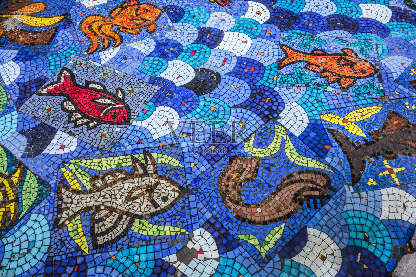 喷泉池中鱼鳞纹理图案镶嵌艺术照片摄影图片