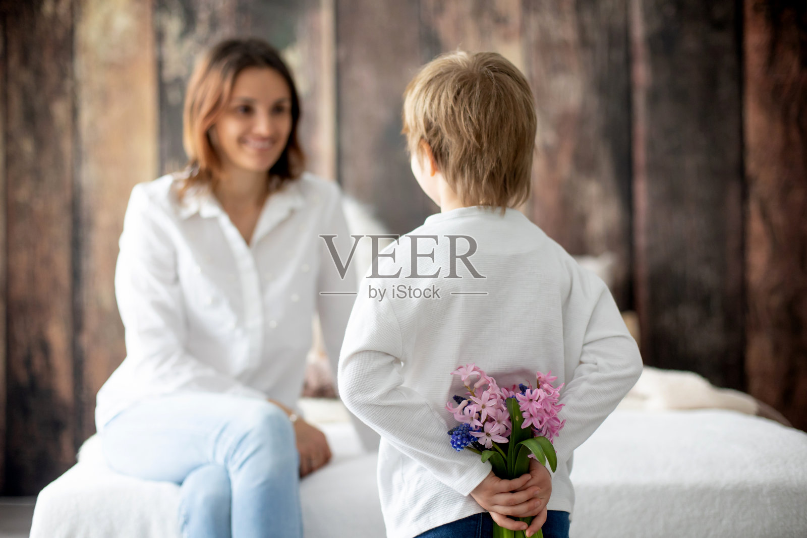 可爱的小男孩，在母亲节给妈妈送花照片摄影图片