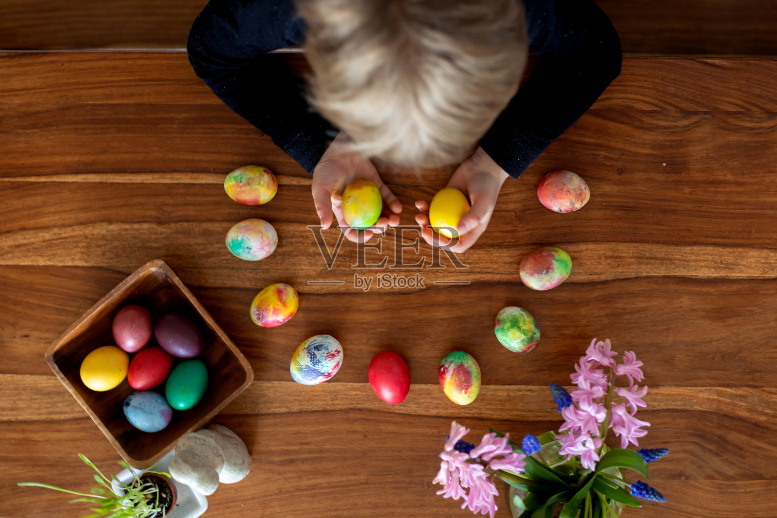捷克共和国的传统，金发小男孩在家里给复活节彩蛋上色照片摄影图片