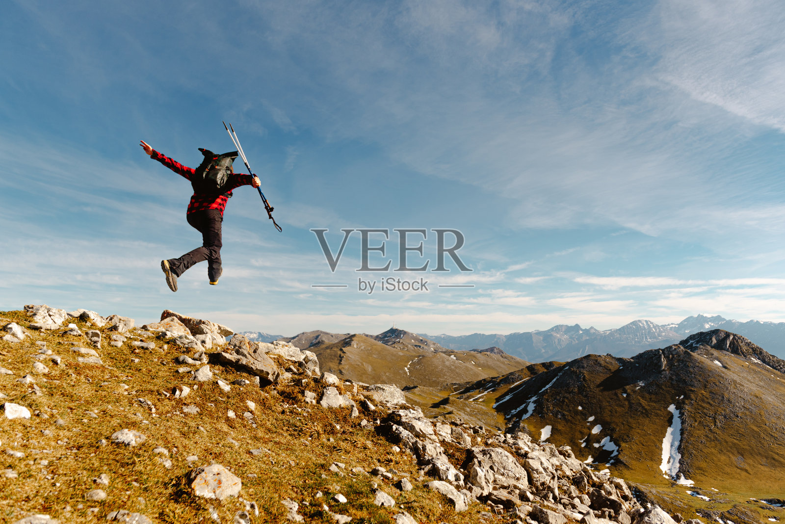 一个人独自在山上徒步旅行照片摄影图片