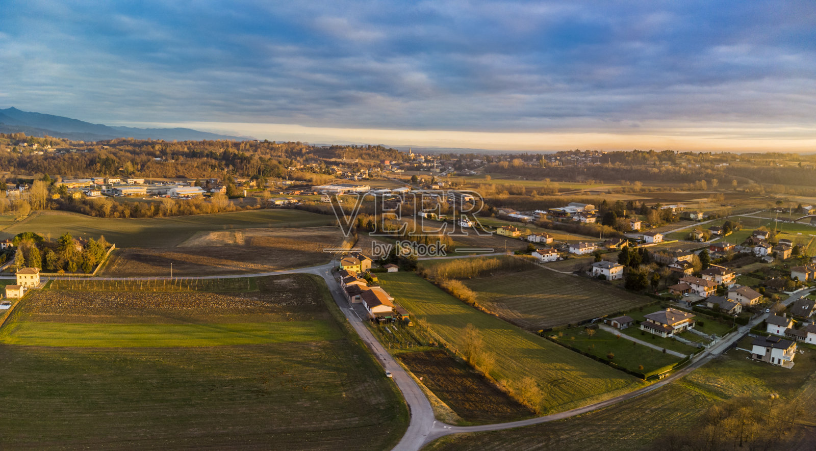 夕阳落在卡萨科的山上照片摄影图片