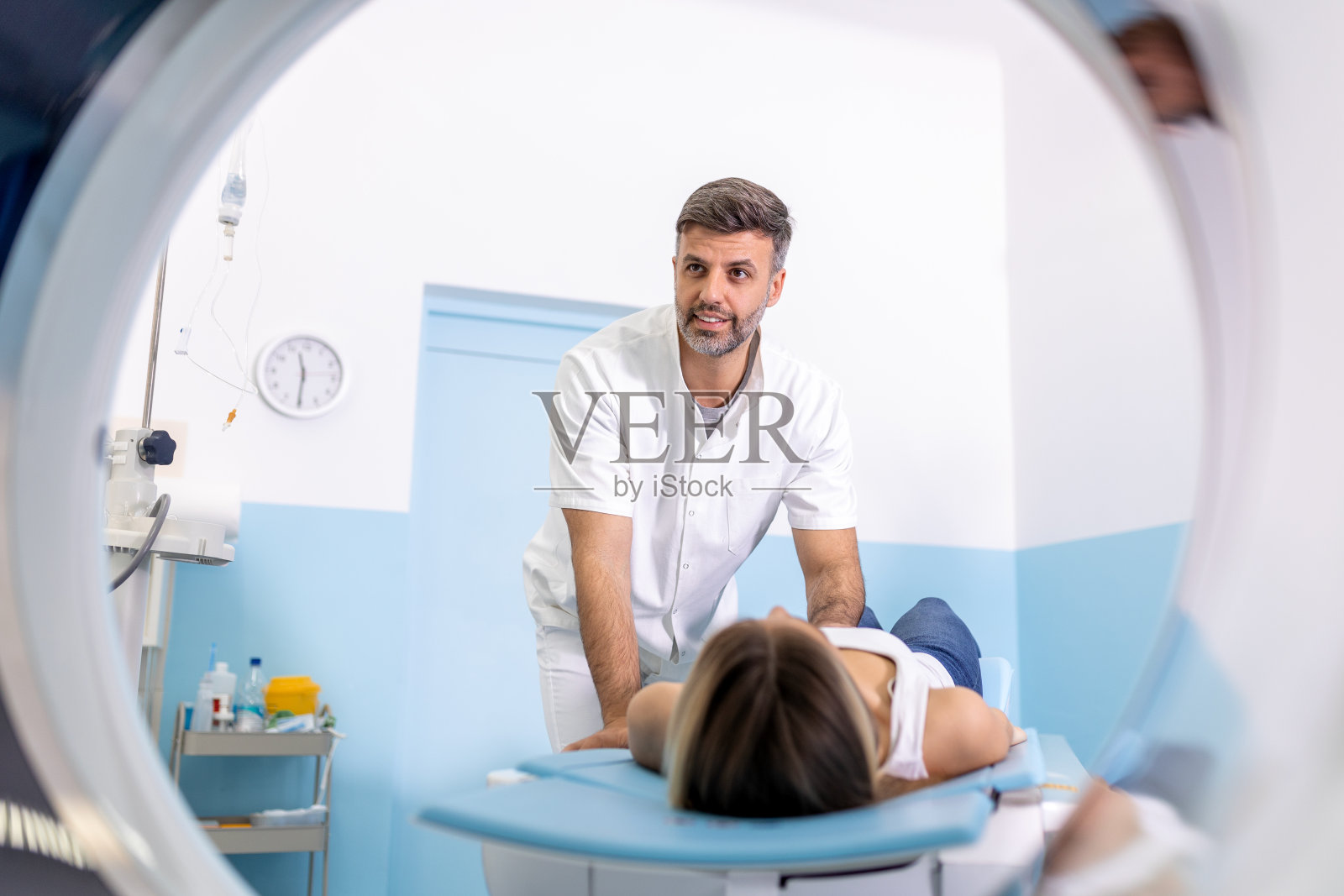 医学实验室的专业放射科医生控制接受手术的女性患者的磁共振成像或计算机断层扫描或PET扫描。照片摄影图片