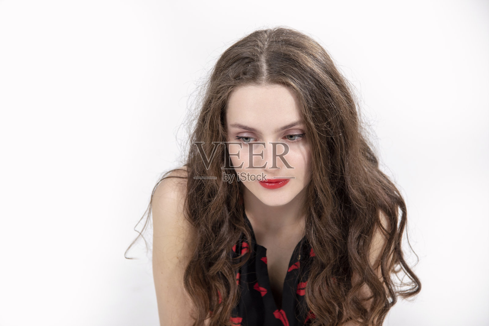 一个年轻女子在白色背景上的工作室肖像照片摄影图片