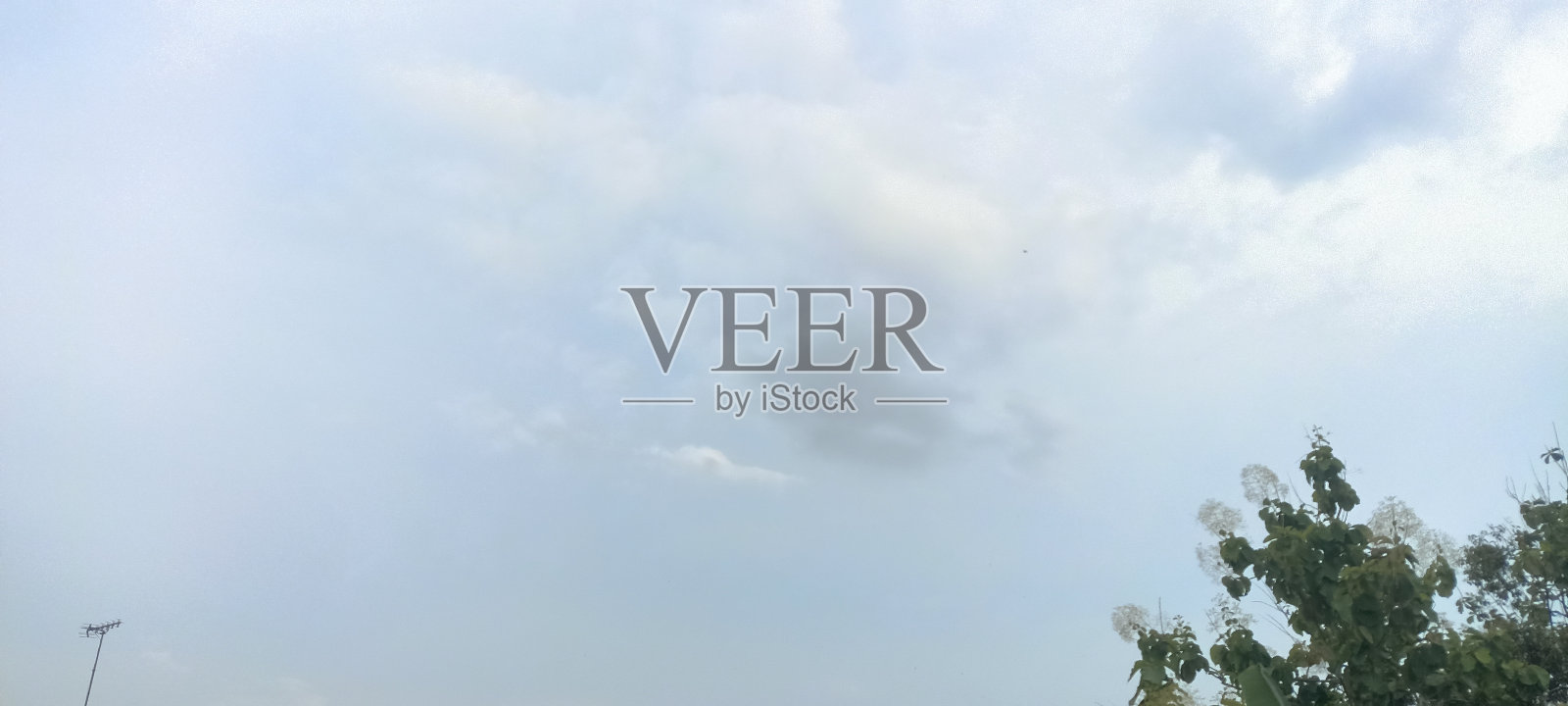 蓝色天空背景的层积云照片摄影图片