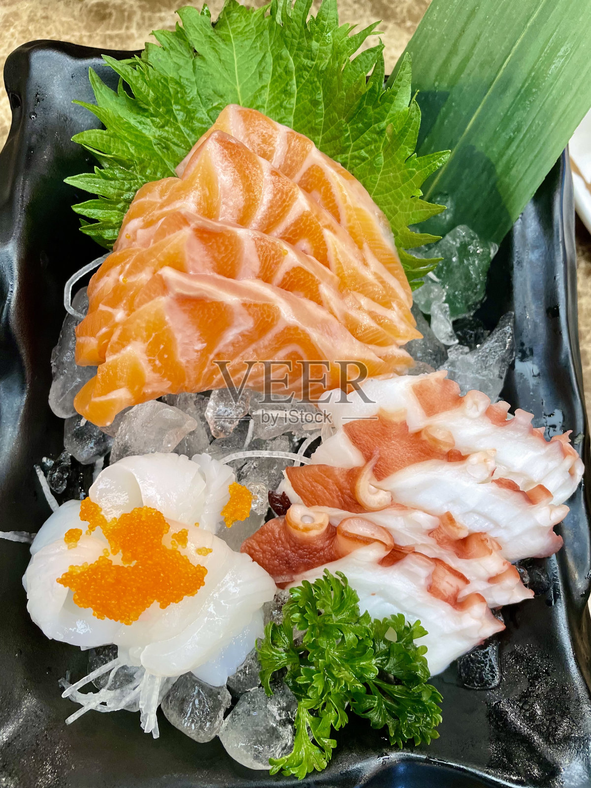 日式套餐生鱼片。照片摄影图片