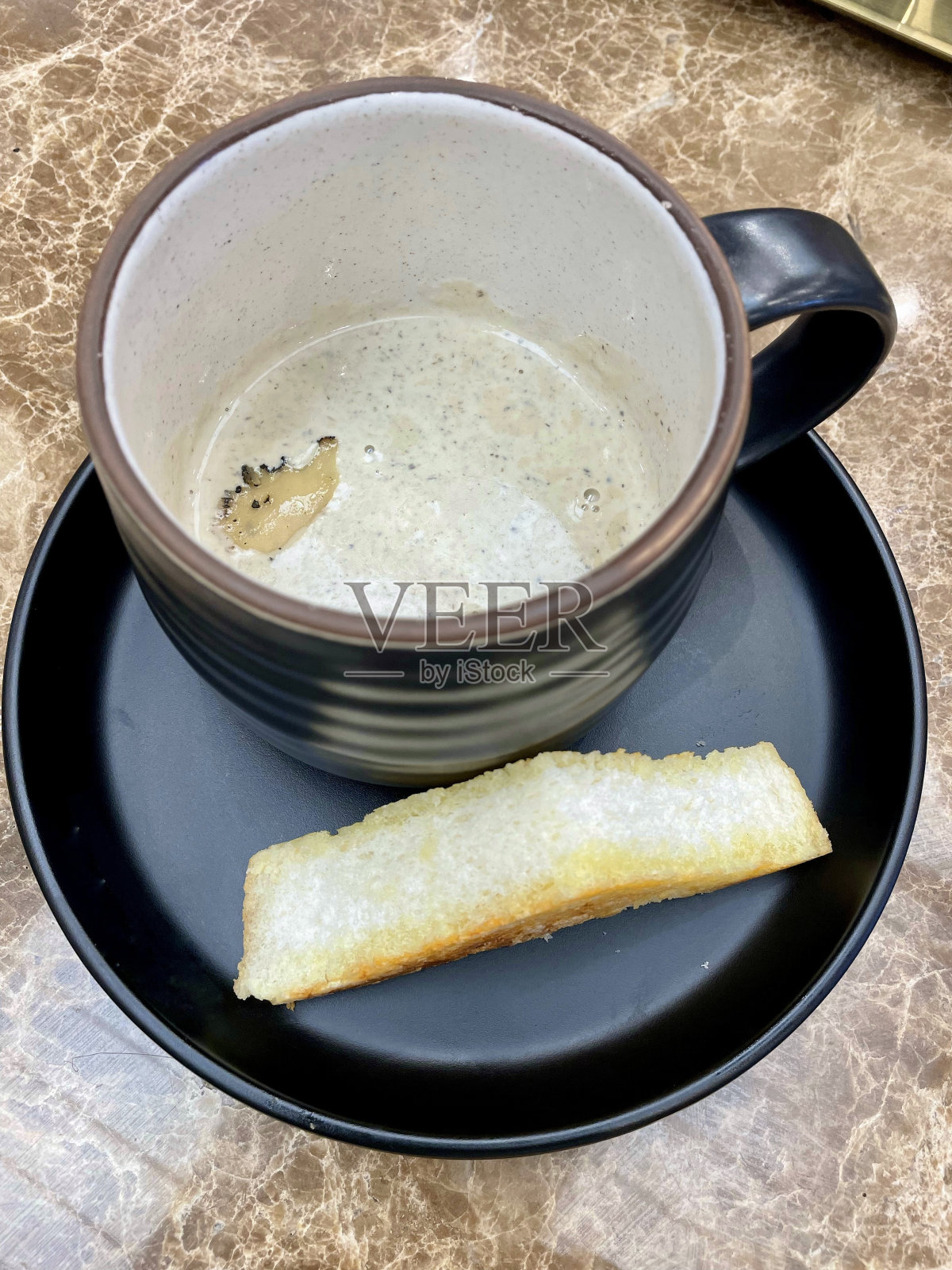 松露汤配脆皮面包照片摄影图片