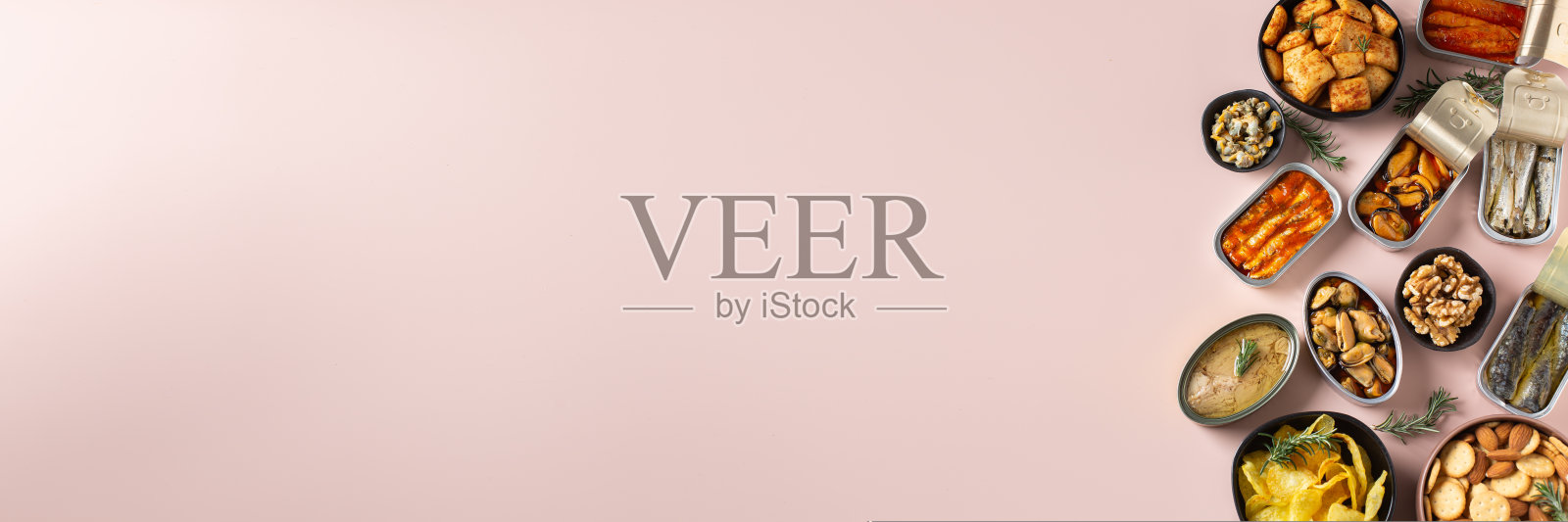 各种各样的鱼罐头为约会之夜准备好了，横幅照片摄影图片